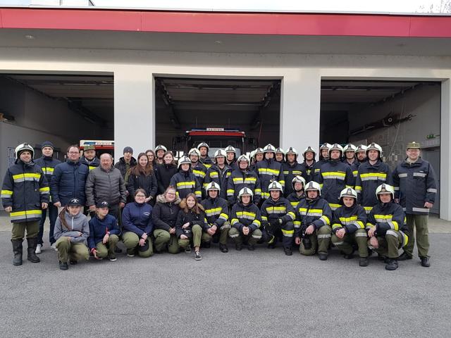 Abschnittsfeuerwehrkommandant Markus Wessely, Abschnittsatemschutzwart Rupert Wessely und Bgm. Markus Landauer mit der Mannschaft der Freiwilligen Feuerwehr Raiding
 | Foto: FF Raiding