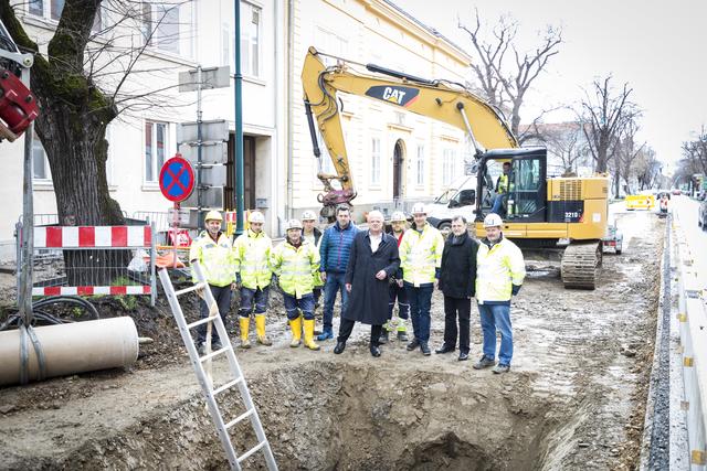 Bernd Hahslinger, Leiter der städtischen Abwasserbeseitigung (6.v.re) mit Bürgermeister Dr. Reinhard Resch (5.v.re.), Bauleiter Andreas Hirtl (3.v.re.), Stadtrat Werner Stöberl (2.v.re.), Polier Karl Weissensteiner und Mitarbeitern der Firma Porr.