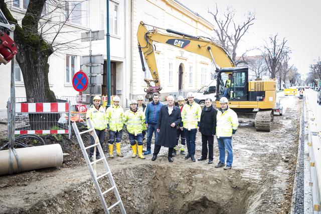 Bernd Hahslinger, Leiter der städtischen Abwasserbeseitigung (6.v.re) mit Bürgermeister Dr. Reinhard Resch (5.v.re.), Bauleiter Andreas Hirtl (3.v.re.), Stadtrat Werner Stöberl (2.v.re.), Polier Karl Weissensteiner und Mitarbeitern der Firma Porr.  | Foto: Stadt Krems