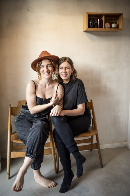 2015 bekam Lisa-Maria Reisinger (l.) die Diagnose Endometriose. Mit femitale will sie gynäkologische Erkrankungen enttabuisieren. Mitarbeiterin Tatjana Junker steht ihr tatkräftig zur Seite.