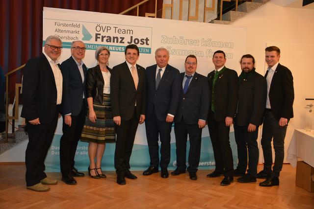 Bürgermeister Franz Jost mit Landeshauptmann Hermann Schützenhöfer und seinem ÖVP-Team für die bevorstehende Gemeinderatswahl.