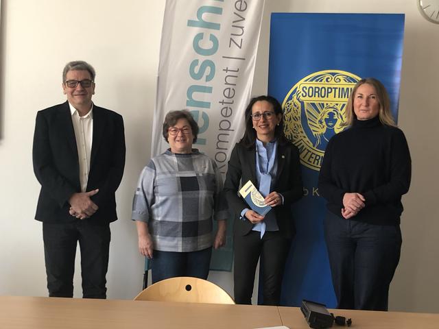 Dr. Carl Miller, Dr. Andrea Margreiter und Daniela Bucher vom Soroptimist Club Kufstein mit Tessa-Katrin Zeis, Leiterin der Sprechstunde für Essstörungen am BKH Kufstein (v.l.).