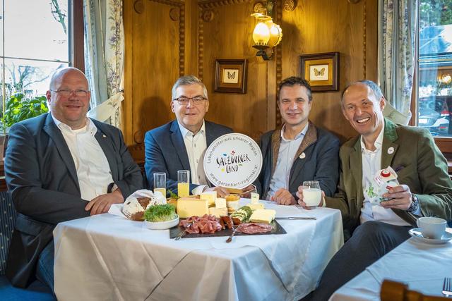 Ernst Pühringer (Fachgruppenobmann Gastronomie WKS), Landesrat Josef Schwaiger (Obmann des Vereins Salzburger Agrar Marketing), Rupert Quehenberger (Präsident der Landwirtschaftskammer Salzburg) sowie Leo Bauernberger (Geschäftsführer der SalzburgerLand Tourismus GmbH). (v.l.) | Foto: Djuhic / Salzburger Landwirtschaft 