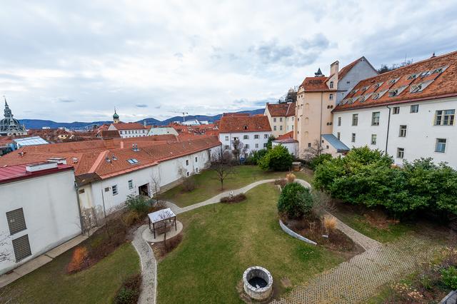 Ruheoase: Der Garten des Priesterseminars ist ein stiller Ort inmitten der Stadt. | Foto: Foto Jörgler