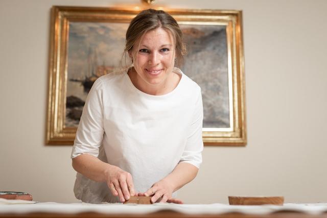 Nina Höller in ihrem Atelier "Kunststück" auf Schloss Piber.