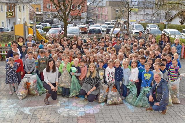 Viele Schulen, wie hier die Volksschule Altmünster, nehmen an der Flurreinigungsaktion "Hui statt Pfui" teil.