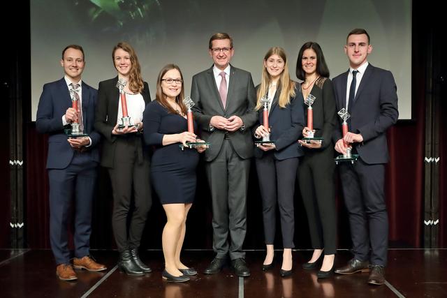 Wirtschafts- und Forschungs-Landesrat Markus Achleitner (mitte) mit den Chimney-Preisträgern Dominik Nussbaumer, Marlene Brunnthaller, Verena Kletzmair, Wirtschafts- und Forschungs-Landesrat Markus Achleitner, Theresa Muehlberghuber, Julia Winkler und Tobias Reindl (v.l.).