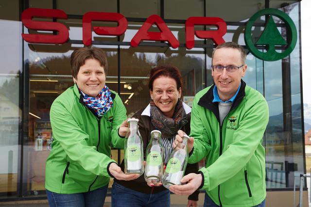 Freude über die neue Kooperation mit Spar: Andrea Gschaidbauer, Manuela Klammler-Almer und Michael Gschaidbauer. | Foto: SPAR/Melbinger