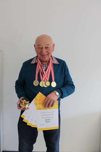 Hugo Gumpenberger ist Begründer der Gumpenberger Bio- Imkerei und stolz auf seine prämierten Honige.