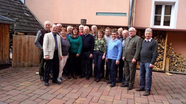 Gruppenbild im Innenhof des Gasthauses Ochsenwirt in Neumarkt.