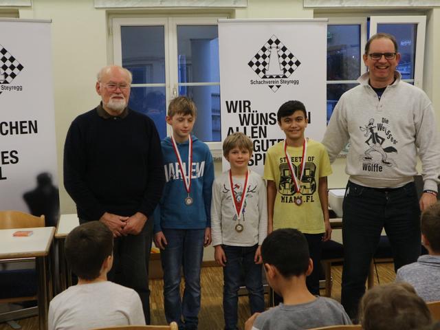 Edi Raber (Mitte) vom Schachverein Steyregg (Mitte) mit seiner Goldmedaille.