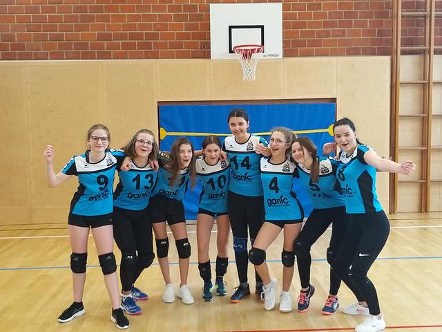 Grund zur Freude: Danke kompakter Teamleistung konnten die jungen Damen der "Hausruck Volleys" ihren Heimvorteil klar nutzen.
