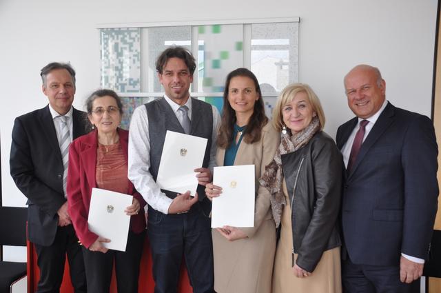 Die drei Leiter der Tiroler Bildungsregionen anlässlich ihrer Dekretverleihung in der Bildungsdirektion für Tirol.
v.l.n.r.: Dr. Paul Gappmaier (Bildungsdirektor), HR Prof. Mag. Adolfine Gschließer (Leiterin Bildungsregion Tirol Mitte), Mag. Christian Biendl, MSc (Leiter Bildungsregion Tirol West), Dr. Bettina Ellinger, MA (Leiterin Bildungsregion Tirol Ost), Dr. Beate Palfrader (Bildungslandesrätin und Präs