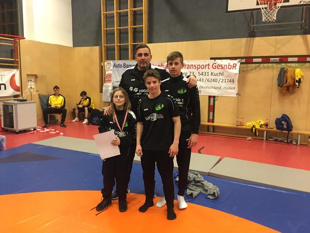 Trainer Dieter Vodovnik mit den jungen Södinger Ringern