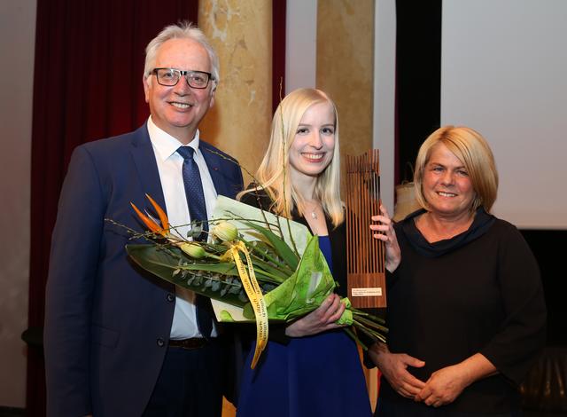 Die junge Filmemacherin Christina Rauch gewinnt den Preis. Hier mit Reinhart Rohr und Gerda Sandriesser  | Foto: Stadt Villach/Oskar Höher