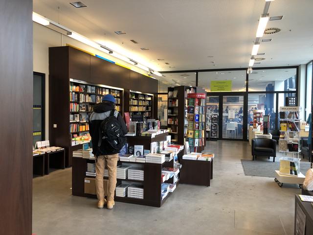 Auch die Universitätsbuchhandlung der Studia in Innsbruck ist so gut wie leer.