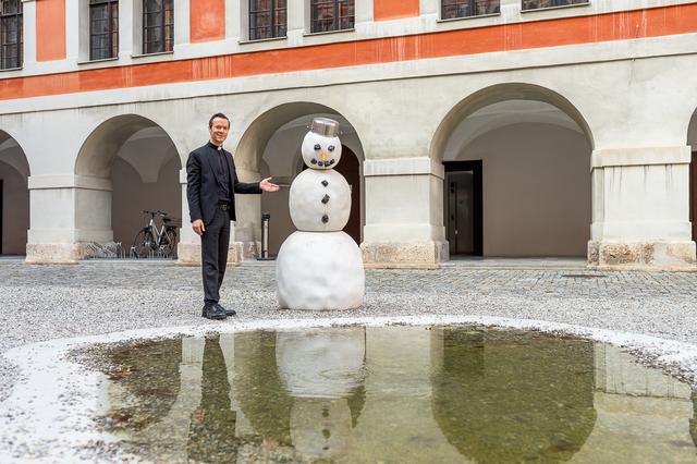 Stummer Zeuge: Der Schneemann im Innenhof hat einen theologischen Hintergrund.