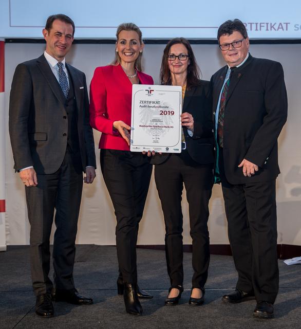 Direktor Michael Hag, Bundesministerin Christine Aschbacher, Annemaria Hag, Walter Burger (v.l.).