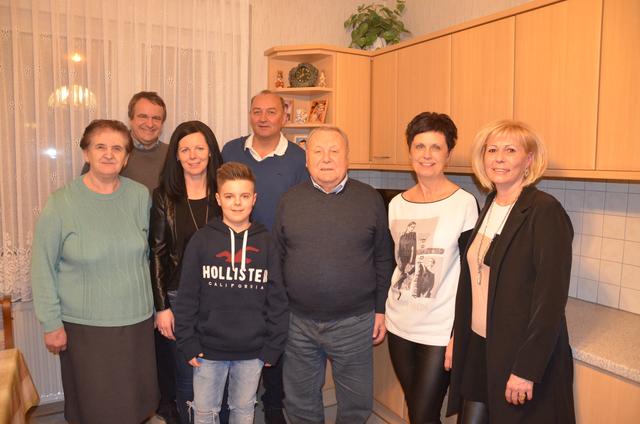 von links nach rechts: Gattin Martha Rainer, Gemeindevorstand DI Christian Payer, Tochter Evelyn Heinrich, Enkel Marcel Heinrich, Schwiegersohn Lorenz Godovitsch, Geburtstagskind Josef Rainer, Tochter Rosemarie Godovitsch und Vizebügermeisterin Birgit Grafl;