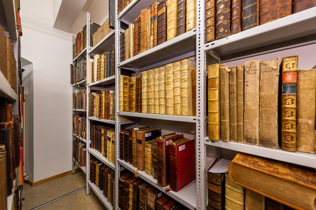 Mehrere hundert Jahre alt: Die Bibliothek des Priesterseminars  ist reich bestückt. | Foto: Foto Jörgler
