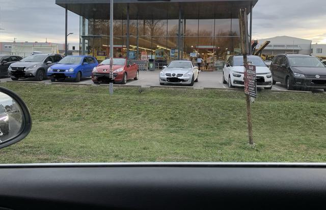 Die meisten stehen brav in ihren Parkplätzen, nur einer braucht zwei Plätze
