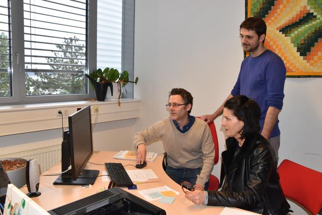 Brett Yarnton und Dmitrij Turaev zeigen Bezirksblatt-Redakteurin Karin Zeiler das Online-Lerntool.