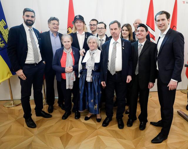 Die Vertreter vom Team Dornau beim gemeinsamen Foto mit Bundeskanzler Sebastian Kurz und Vizekanzler Werner Kogler