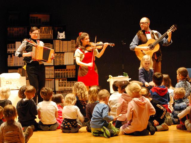 Die Künstler: Sarah Jeanne Babits - Schauspiel, Akkordeon; Anais Tamisier – Violine; Jonas Skielboe - Gitarre.
