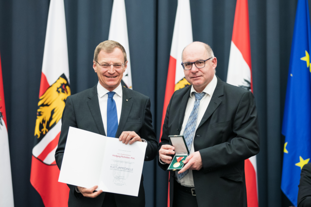 Vizepräsident des OÖBV und Rohrbacher Bezirksobmann Musikschuldirektor Wolfgang Panholzer, M.A. mit LH Mag. Thomas Stelzer