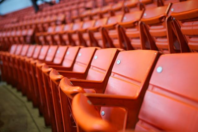 Die Ränge in den Sälen und Stadien bleiben großteils leer.