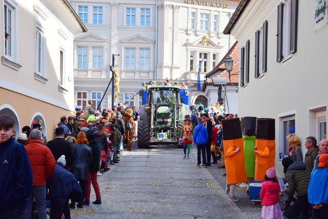 Die 48 Gruppen/Wägen umfassten 950 Menschen.