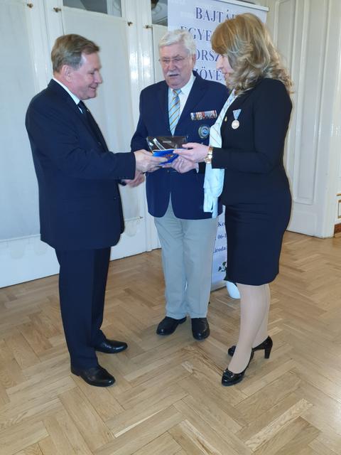 Peacekeeper Burgenland Landesleiter Bernhard Lechenbauer verleiht das Offizierskreuz an BEOSZ Präsident GenLt. Karoly Hazuga