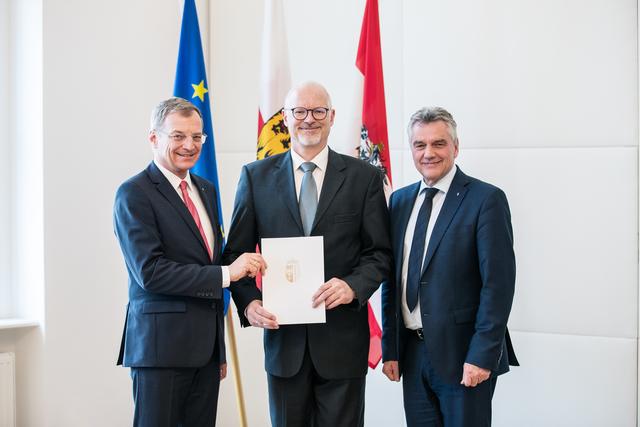 Landeshauptmann Thomas Stelzer, Kurt Pfleger (zukünftiger Abteilungsleiter) und Erich Watzl (Landesamtsdirektor)
