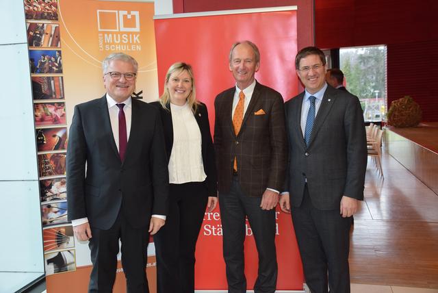 Bürgermeister Klaus Luger und seine KollegInnen beim 69. oberösterreichischen Städtetag in Vöcklabruck. Im Bild v.l.: Klaus Luger, Sabine Naderer-Jelinek (Leonding), Mag. Herbert Brunsteiner (Vöcklabruck) und Andreas Rabl (Wels).