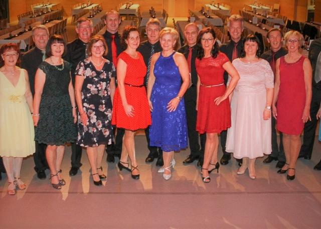 Die Paare des Tanzclubs am Kaffeesiederball in Lenzing.