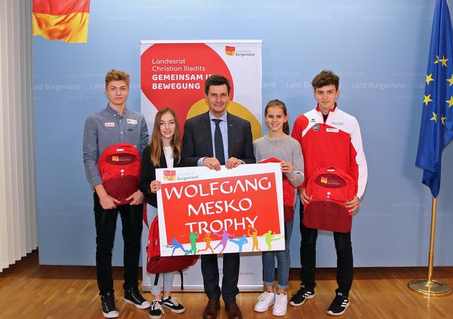 Landesrat Christian Illedits gratulierte den Gewinnern der "Wolfgang Mesko Talente-Trophy": Piet Pinter (Tennis), Anna Schmidl (Kickboxen), LR Christian Illedits, Kim Kühbauer (Tennis) und David Vollmann (Triathlon). (v.l.n.r.) | Foto: Bgld. Landesmedienservice