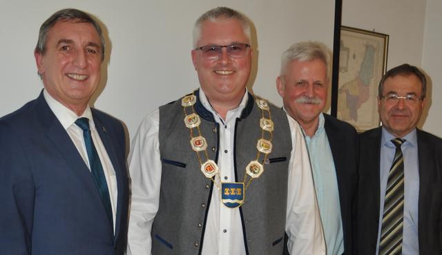 V. l.: Ernst Seitz mit seinem Nachfolger Markus Wimmer, Vizebürgermeister Werner Moser und Bezirkshauptmann Rudolf Greiner.