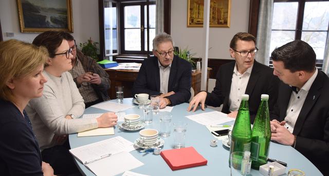 tadtamtsdirektor Heimo Pseiner (2. v. r.) bespricht mit Bürgermeister Stefan Krapf und den für Veranstaltungen zuständigen Kulturamtsleiter StR. Manfred Andeßner den eben eingetroffenen Corona-Erlass der Bundesregierung. Sie sitzen gerade mit LokaljournalistInnen an einem Tisch.
