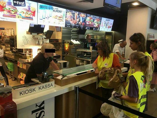 Mai 2018 Übergabe der Petition beim McDonalds Handelskai, da sich Herr Baldia, der Verantwortliche für McDonalds Austria, jahrelang verleugnen liess. In Kooperation mit Plastic Attack Mitgliedern.