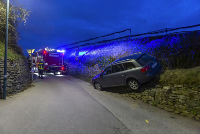 Der Pkw kam vom engen Weingartenweg in Rehberg ab.