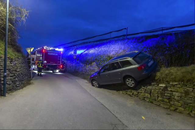 Der Pkw kam vom engen Weingartenweg in Rehberg ab. | Foto: Manfred Wimmer