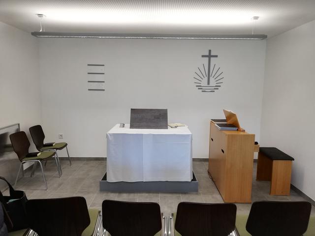 Der Altar des neuen Kirchenlokals in Zell am See.