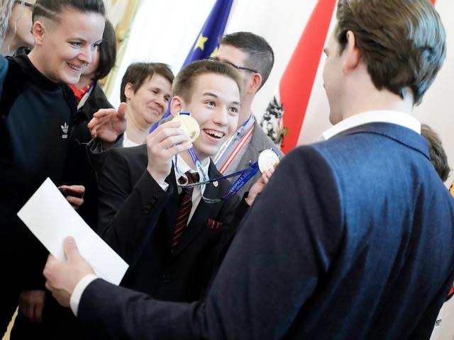 Bundeskanzler Sebastian Kurz gratulierte Dominik Huber für seine hervorragenden Leistungen im Eiskunstlaufen.