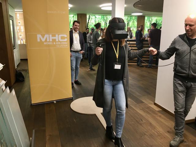 Beim Holzhändler Frischeis in Linz überzeugten sich die Teilnehmerinnen und Teilnehmer von der realitätsnahen Darstellung mittels Virtual Reality.