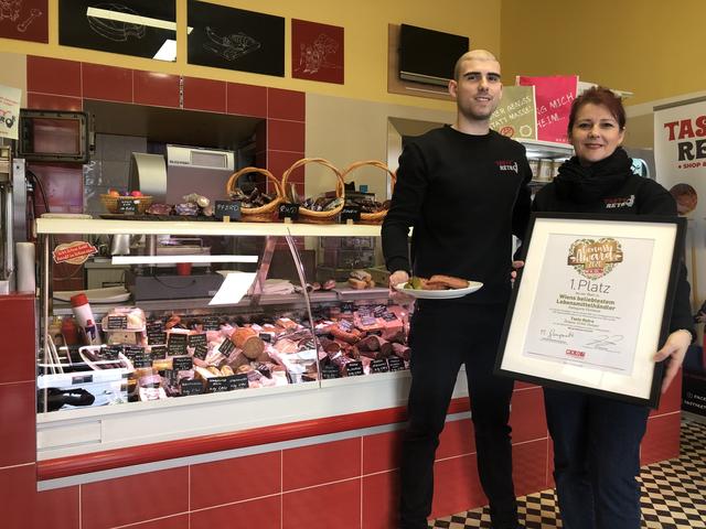 Zeljana Jurkic mit ihrem Sohn Kristijan, der sich um den Social-Media-Auftritt des "Tasty Retro" kümmert.