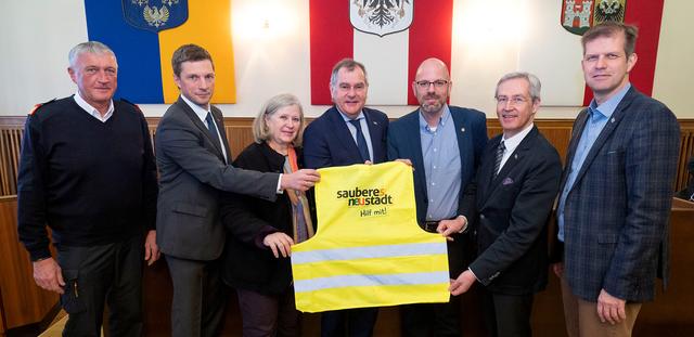 Feuerwehrkommandant Josef Bugnar, Magistratsdirektor Markus Biffl, VS Baumkirchnerring-Direktorin Maria Zoufal, Stadtrat Franz Dinhobl, Stadtrat Norbert Horvath, Stadtbaudirektor Manfred Korzil und wnsks-Geschäftsführer Thomas Pils.