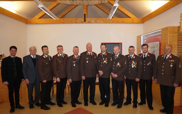 Bei der Jahreshauptversammlung, von links: Bürgermeister Thomas Kößler, Ehrenmitglied Alfred Zanner, Abschnittsfeuerwehrkommandant Hans-Jürgen Schiefer, Bezirksfeuerwehrkommandant Johannes Pfeifenberger, Ortsfeuerwehrkommandant außer Dienst Wolfgang Kocher, Ortsfeuerwehrkommandant Harald Pfeifenberger, Ortsfeuerwehrkommandant-Stellvertreter Roland Pfeifenberger, Schriftführer Simon Bliem, Kassier Harald Gruber, Jugendbetreuer Andreas Wieland, Ehrenmitglied Josef Pfeifenberger.