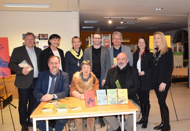 Freuten sich über eine gelungene Buchpräsentation zum Thema „Die Genüsse des Waldviertels“ in der Stadtbücherei Zwettl: Reinhard Linke, Linde Waber, Hannes Etzlstorfer (sitzend, v. li.) sowie VHS-Leiter Franz Fischer, Vbgm. Andrea Wiesmüller, Dipl.-Päd. Andrea Pichler (HLW/FW Zwettl), Christoph Mayer, Büchereileiter Johann Koller, StR Anne Blauensteiner, Bildungsgemeinderätin Mag. Gisela Eigl (stehend, v. l.).
