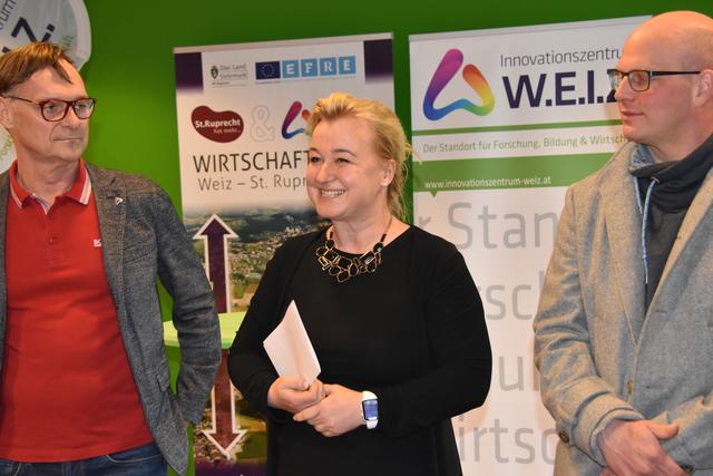 Leader Managerin Iris Absenger-Helmli präsentierte stolz die 9. der 10 Leader Skuplturen in Weiz. | Foto: WOCHE/NdC
