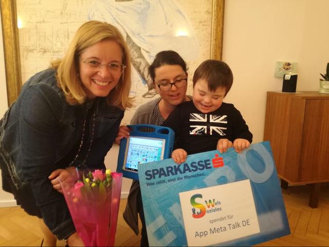 Christa Raggl-Mühlberger mit Tobias und seiner Mutter bei der Scheckübergabe.